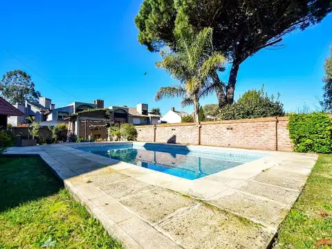 VENTA DE CASA 4 AMB DOBLE COCHERA,PARQUE Y PILETA 