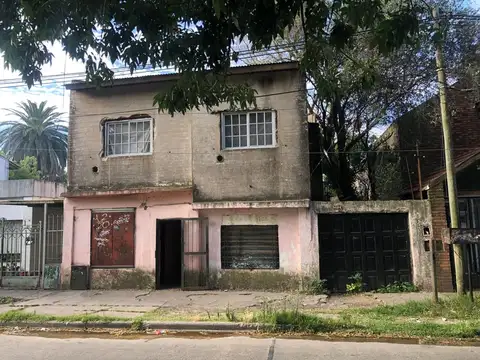 LOTE CON CASA 5 AMB EN VENTA EN BERAZATEGUI