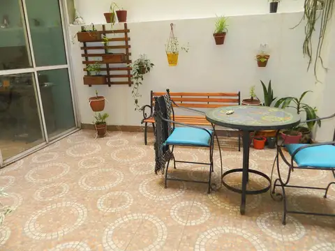 Departamento de 4 ambientes con patio a pasos Avda San Juan