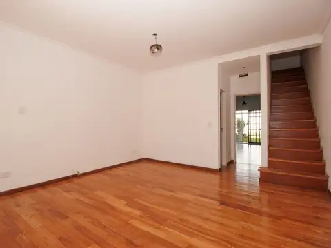 VENTA TRIPLEX 4 AMBIENTES EN VILLA MARTELLI