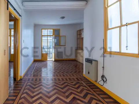 Venta Piso tres ambientes mas dependencia en edificio antiguo - Chile y Av Entre Rios - A refacciona