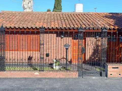 Chalet de 3 Ambientes con cochera y fondo libre.
