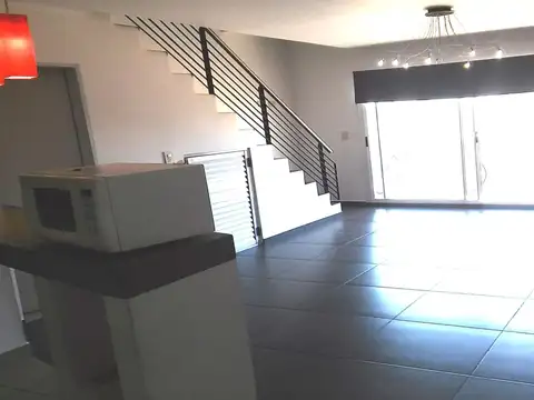 2 Ambientes con balcón al frente