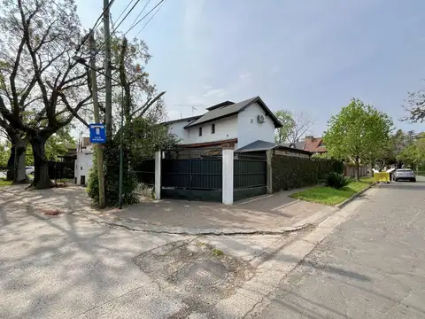 COMODA CASA EN LA HORQUETA, SAN ISIDRO, CON JARDIN Y PISCINA.