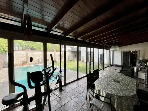 COMODA CASA EN LA HORQUETA, SAN ISIDRO, CON JARDIN Y PISCINA.