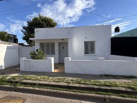 Venta - casa a reacondicionar parcialmente, todos los servicios, excelente ubicacion en San Lor...