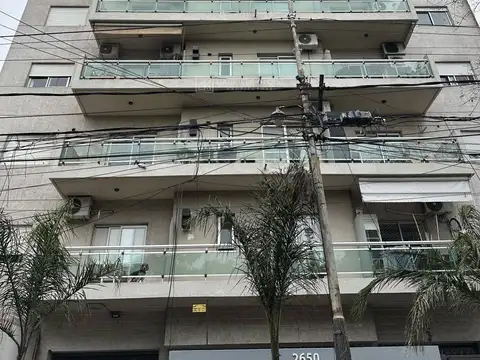 Alquiler departamento 3 ambientes al frente en Caseros centro, opcional Cochera