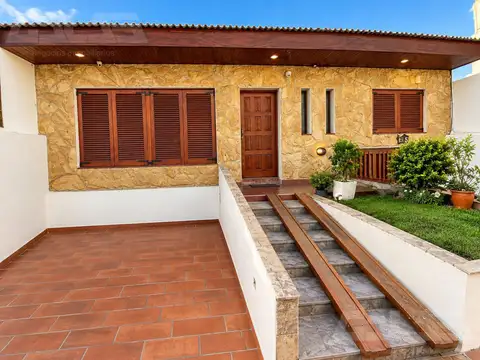 Sólido chalet 4 ambientes en Castelar Norte con parque, parrilla, depto. independiente y 3 cocheras