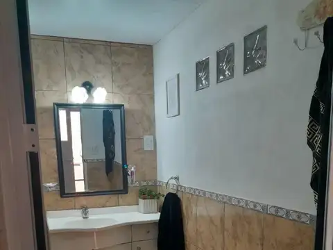 Casa 8 ambientes con 2 baños