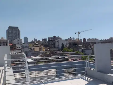 EDIDICIO CON PILETA, SUM, SOLARIUM Y  PARRILLA. 1 AMB AL FRENTE CON BALCÓN ATERRAZADO DE 3,20X1,30 Y BAÑO COMPLETO. MUY LUMINOSO. EXCELENTE UBICACIÓN:
