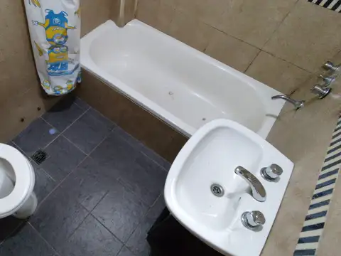 Depto Tipo Casa en Alquiler en Sarandi, $ 430.000