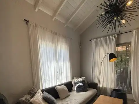 Casa en Alquiler con 3 cocheras
