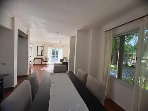 Casa en Alquiler con 3 cocheras