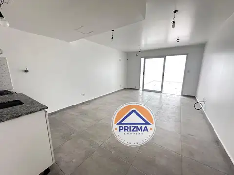 2 ambientes con 44 Mts de patio a 200 mts de la estaciòn.