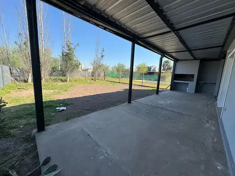 Casa en Alquiler con 3 cocheras
