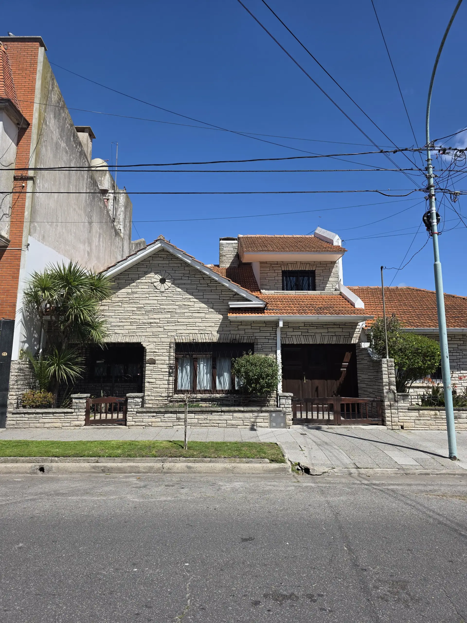 Chalet 5 amb con 3 dorm, parque y quincho con parrilla — Pompeya, a 4 cuadras del mar