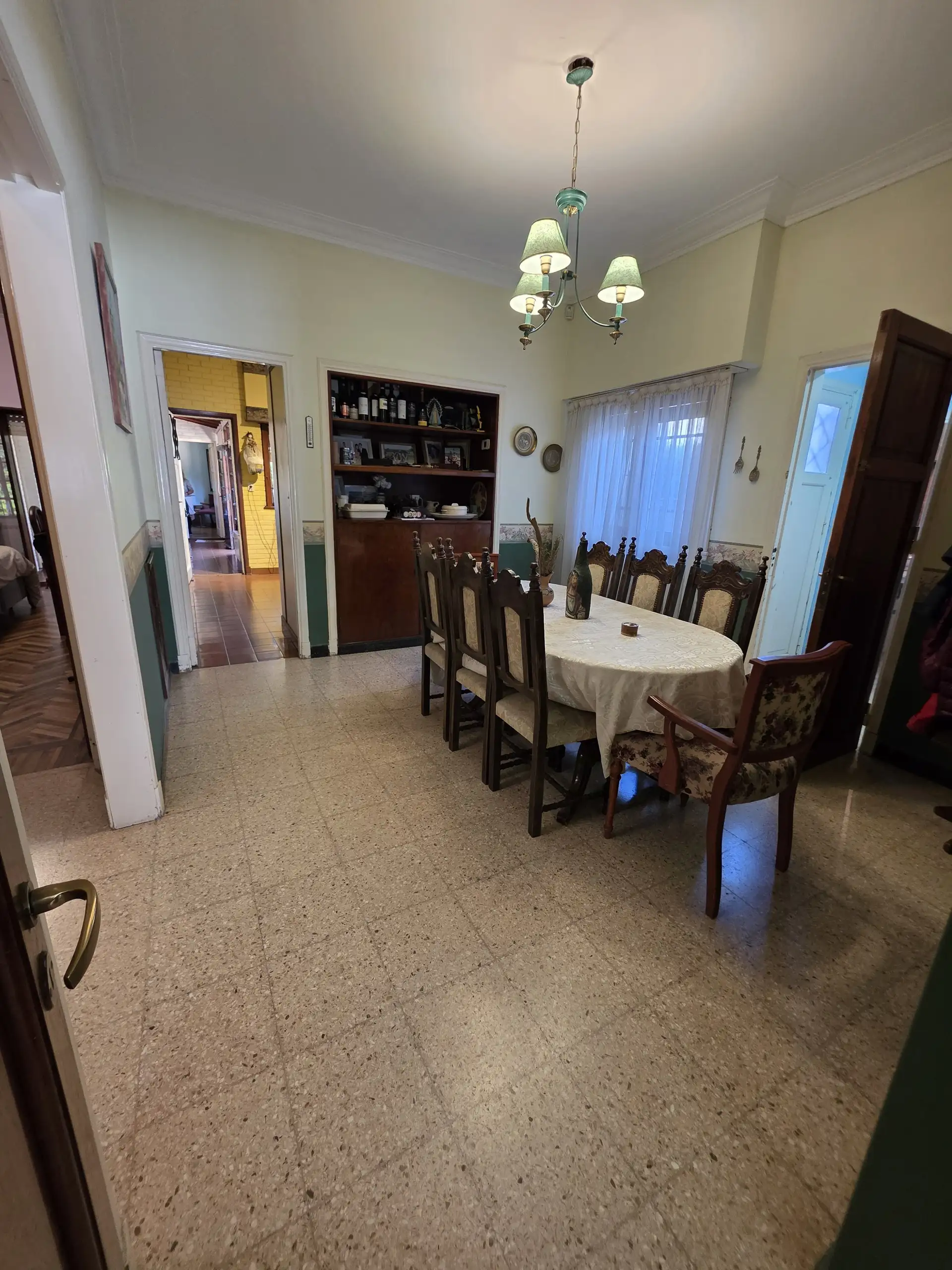 Chalet 5 amb con 3 dorm, parque y quincho con parrilla — Pompeya, a 4 cuadras del mar