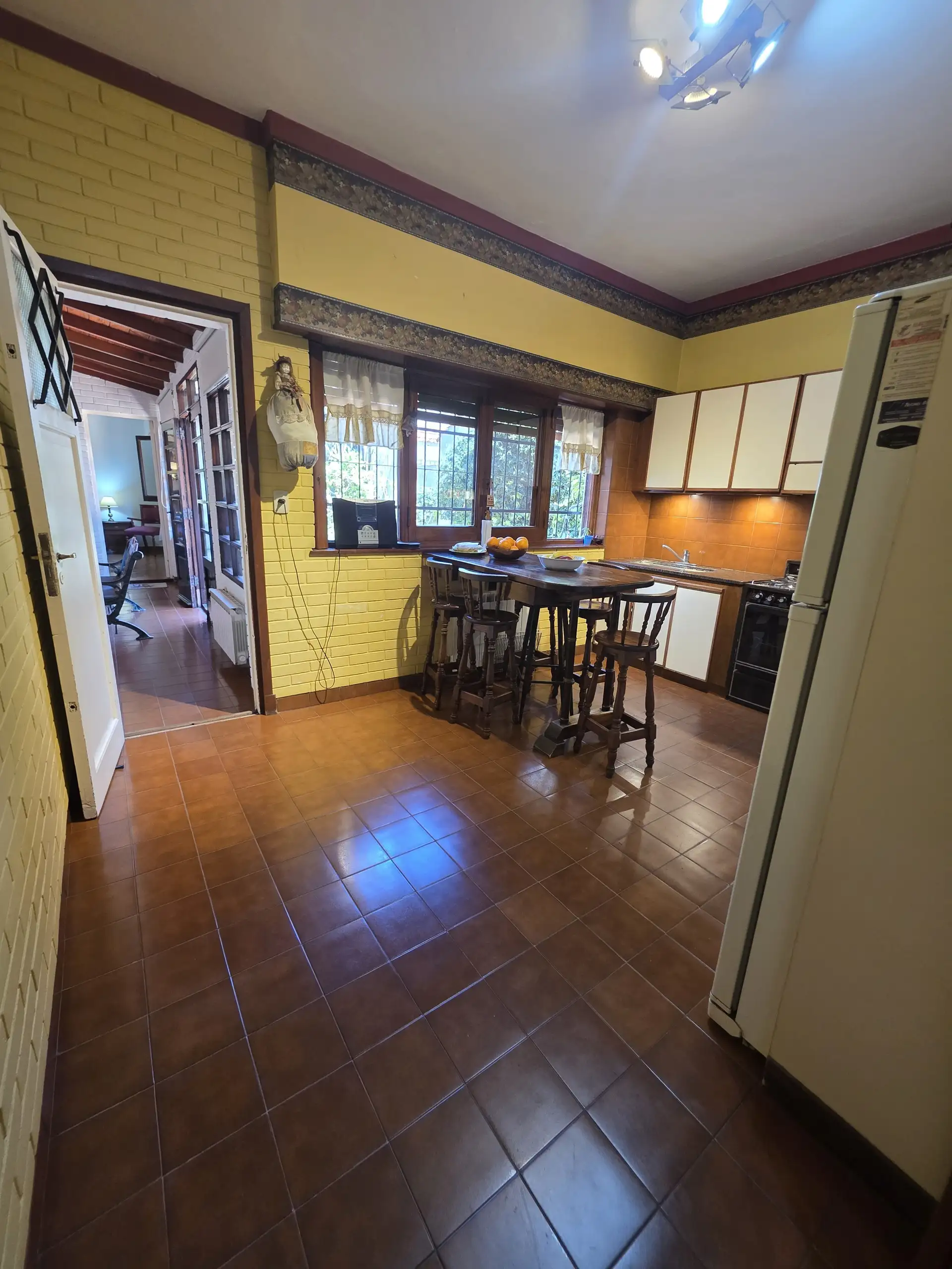 Chalet 5 amb con 3 dorm, parque y quincho con parrilla — Pompeya, a 4 cuadras del mar