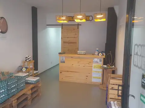 Local de 3 x 15, ZONA COMERCIAL, a mts de Cuenca y Nogoya