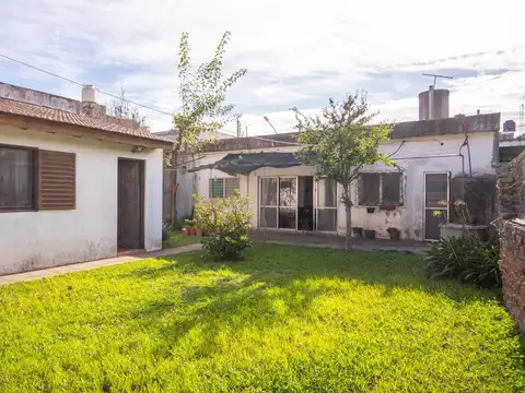 Venta casa 3 ambientes con jardín en Haedo.