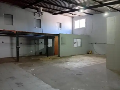 Galpón al cotrafrente de 119 mts.2 con entrada para vehículo