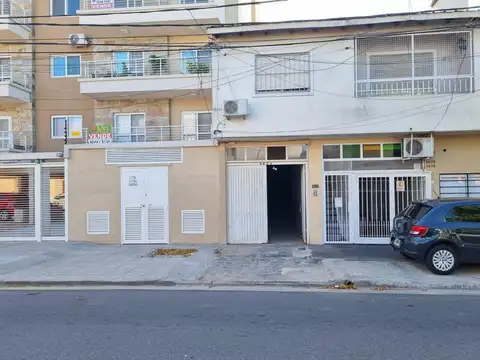 Galpón al cotrafrente de 119 mts.2 con entrada para vehículo