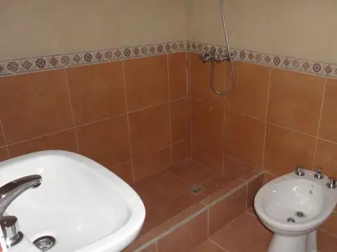 Oficina y VIVIENDA, BALCON 2 AMBIENTES. CASEROS CENTRO. APTO PROFESIONAL