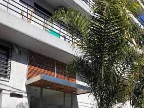 Oficina y VIVIENDA, BALCON 2 AMBIENTES. CASEROS CENTRO. APTO PROFESIONAL