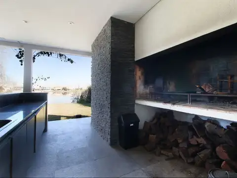 Casa en Alquiler con 2 cocheras