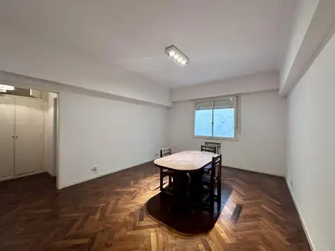 Muy amplio 2 amb en edficio antiguo de categoría. Reciclado. Cerca de todo.