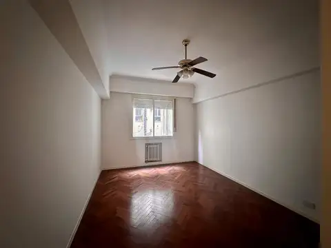 Muy amplio 2 amb en edficio antiguo de categoría. Reciclado. Cerca de todo.