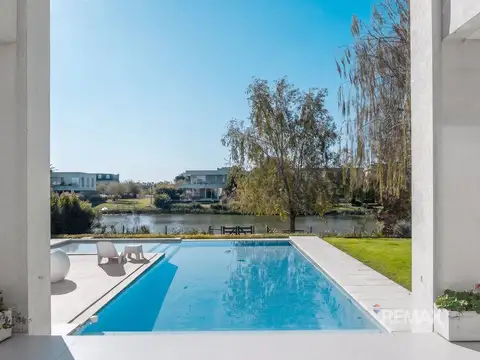 Casa en Alquiler con 2 cocheras