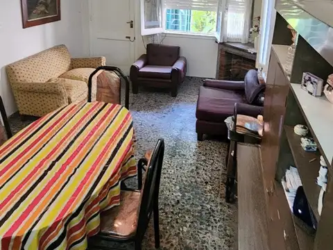 CASA c/JARDIN, PATIO Y TERRAZA - POSIBILIDAD ENTRADA DE AUTO