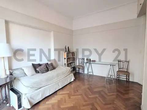 Departamento en venta de estilo con pisos de pinotea, techos altos y doble balcón Apto Crédito - Cab