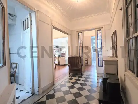 Departamento en venta de estilo con pisos de pinotea, techos altos y doble balcón Apto Crédito - Cab