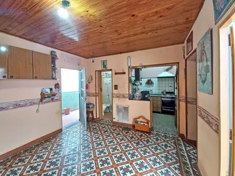 Casa 4 ambientes con 2 baños