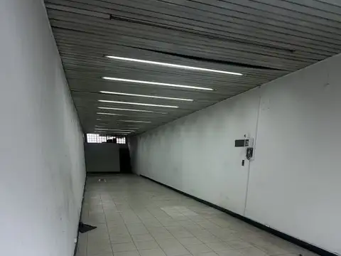 VENTA DE LOCAL EN LINIERS PARA VÁRIOS RUBROS