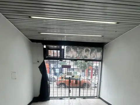 VENTA DE LOCAL EN LINIERS PARA VÁRIOS RUBROS