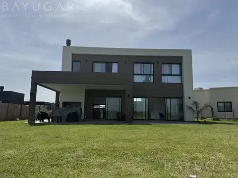 Casa 4 ambientes con 3 baños