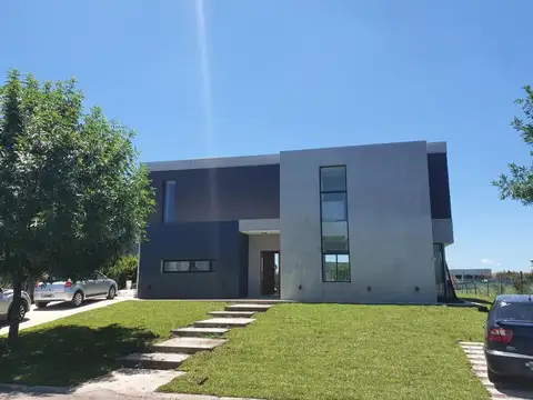 AAL ALQUILER ANUAL ESPECTACULAR CASA EN CANTON BARRIO ISLAS