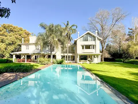 ESPECTACULAR CASA EN SANTA RITA - 2.400 M² DE LOTE - PILETA CON EFECTO SIN FIN