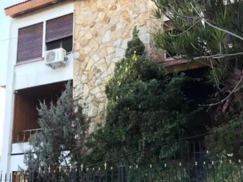 VENTA DE EXCELENTE CHALET con COCHERAS + PATIO CON QUINCHO Y