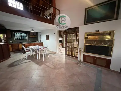 Casa en Alquiler con 1 cochera