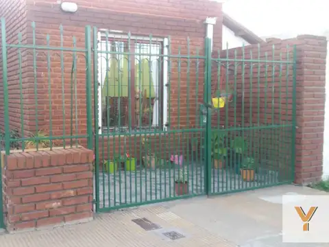 Casa en venta - 2 dormitorios 2 baños - patio - 430 mts2 - Necochea
