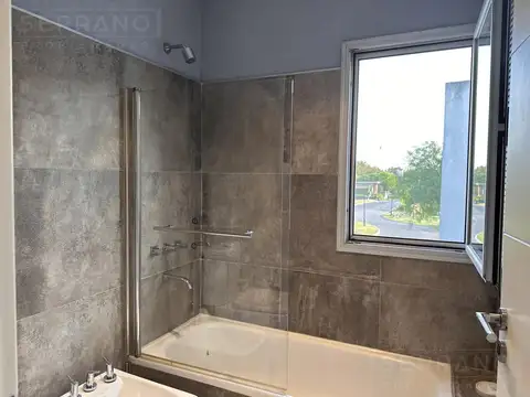 Casa 7 ambientes con 5 baños