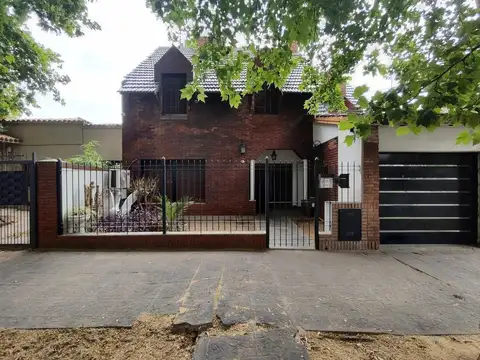CASA EN VENTA EN MORÓN – EXCELENTE UBICACIÓN – AMPLIOS AMBIENTES – OPORTUNIDAD
