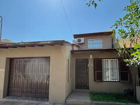 OPORTUNIDAD! Casa 4 ambientes en Venta con quincho y pileta en Villa Ballester