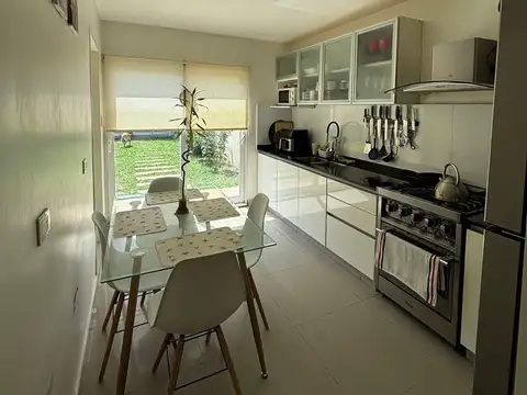 Casa 4 ambientes con 2 baños