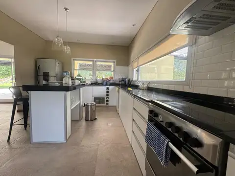 Casa 6 ambientes con 3 baños