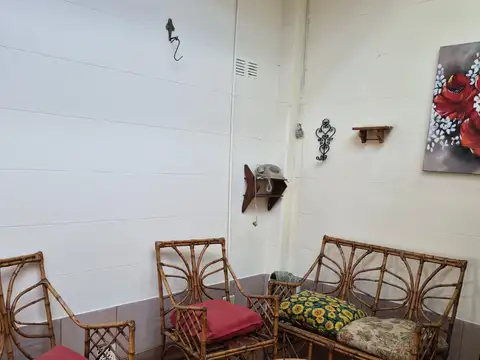 TIPO CASA ENTRADA INDEPENDIENTE DE 4 AMBIENTES CON AMPLIO PATIO CUBIERTO Y TERRAZA